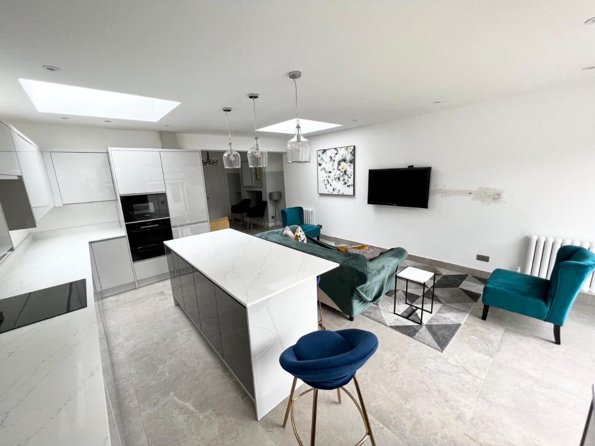 Cosy Trio: Flexible Stay Near Mall with Parking London Exterior photo