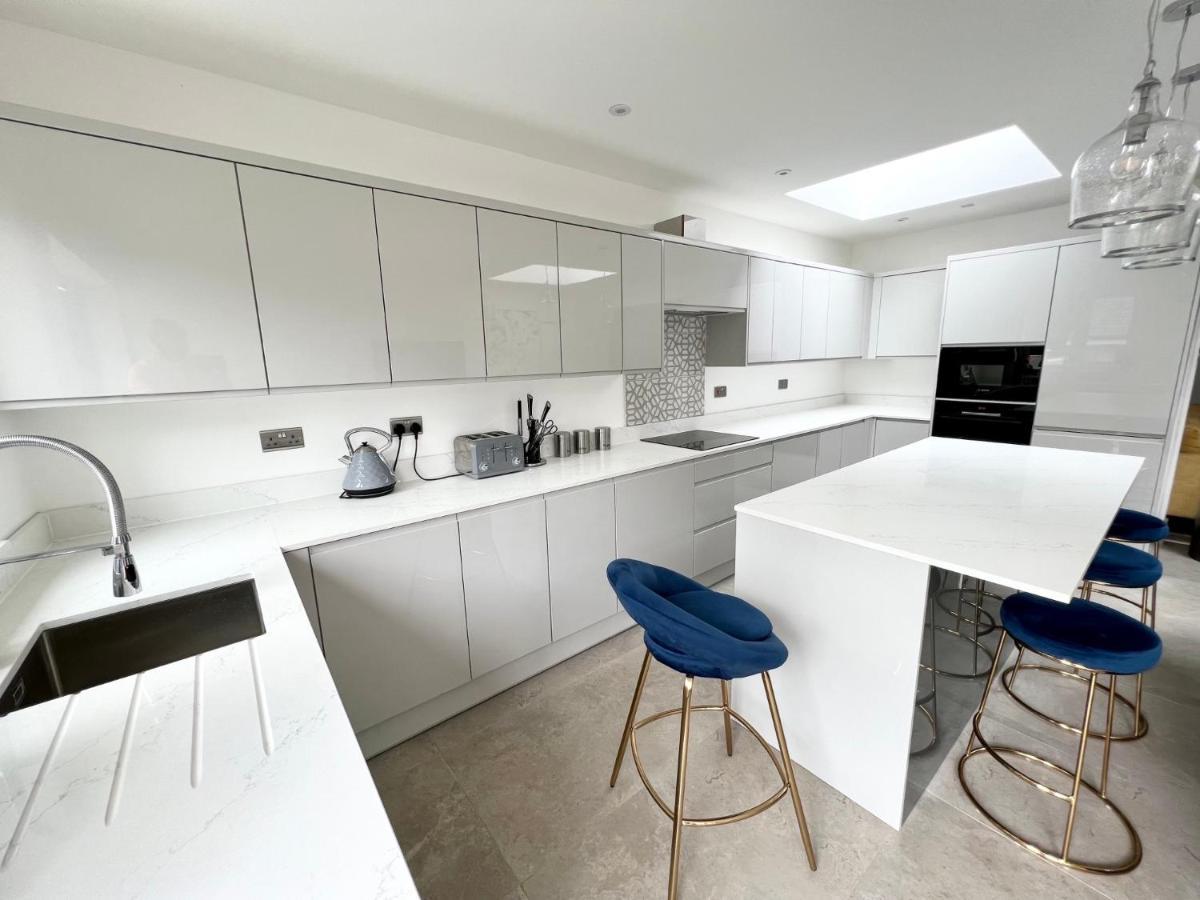 Cosy Trio: Flexible Stay Near Mall with Parking London Exterior photo