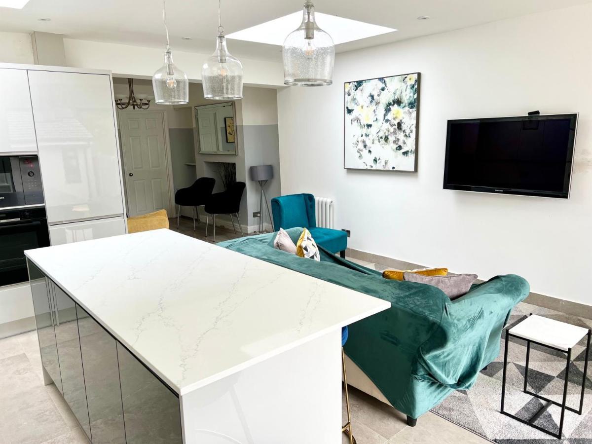 Cosy Trio: Flexible Stay Near Mall with Parking London Exterior photo