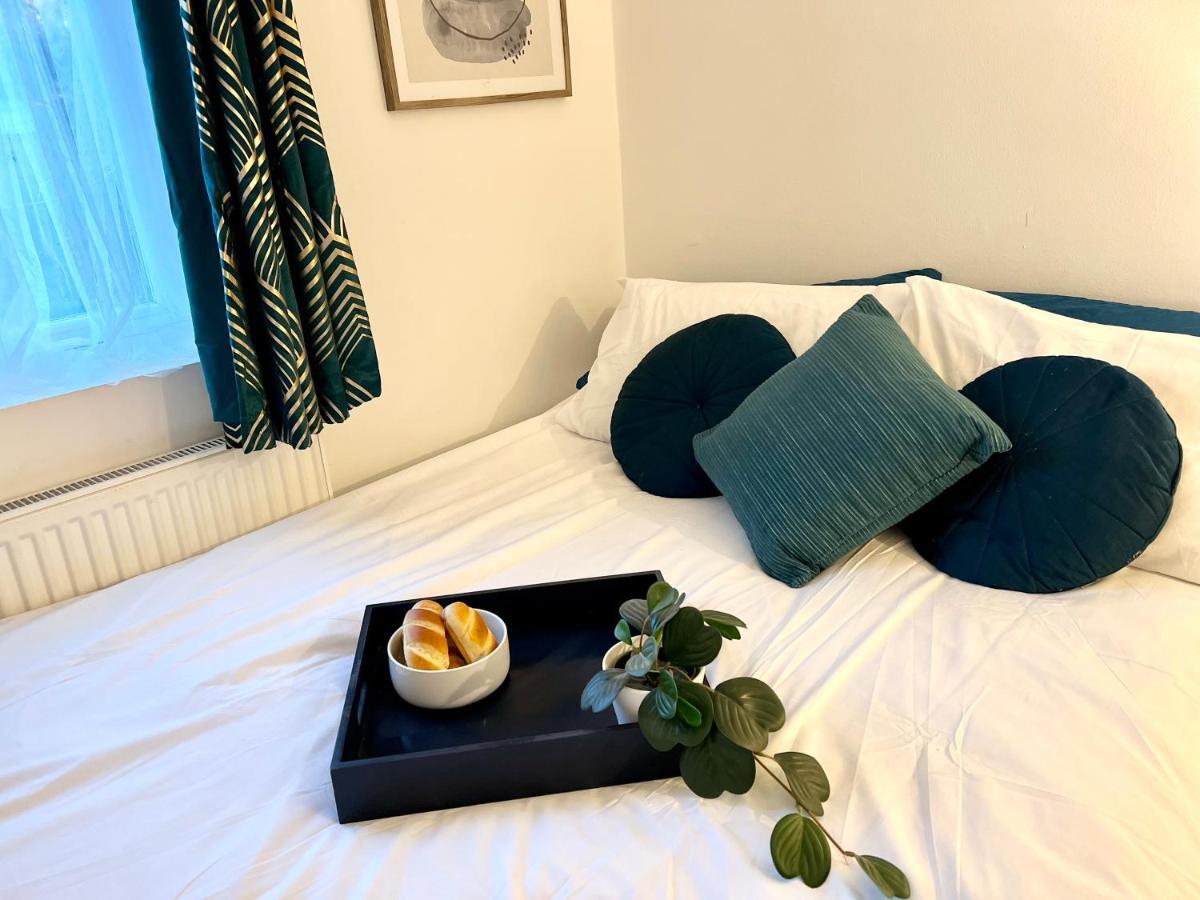 Cosy Trio: Flexible Stay Near Mall with Parking London Exterior photo