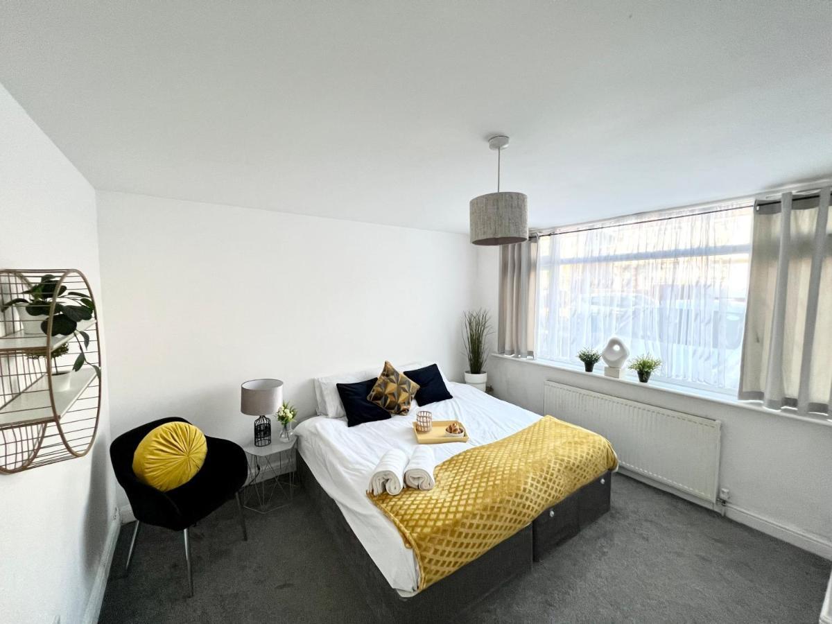 Cosy Trio: Flexible Stay Near Mall with Parking London Exterior photo