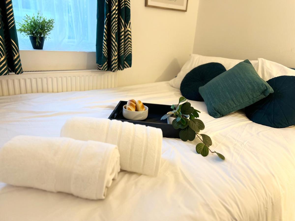 Cosy Trio: Flexible Stay Near Mall with Parking London Exterior photo