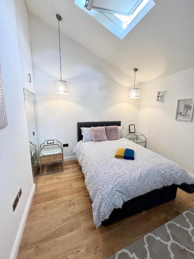 Cosy Trio: Flexible Stay Near Mall with Parking London Exterior photo