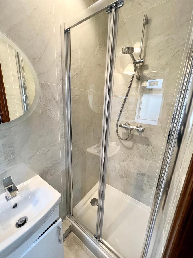 Cosy Trio: Flexible Stay Near Mall with Parking London Exterior photo